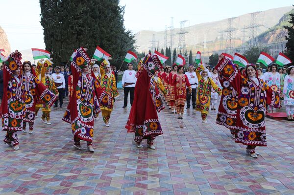 Эмомалӣ Раҳмон ба шаҳри Норак омад - Sputnik Тоҷикистон