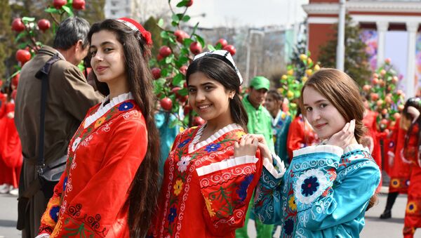 Молодые девушки в Душанбе - Sputnik Таджикистан