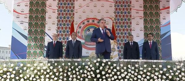 Выступление Эмомали Рахмона на главной площади в Душанбе по случаю празднования Навруза Выступление Эмомали Рахмона на главной площади в Душанбе по случаю празднования Навруза - Sputnik Тоҷикистон