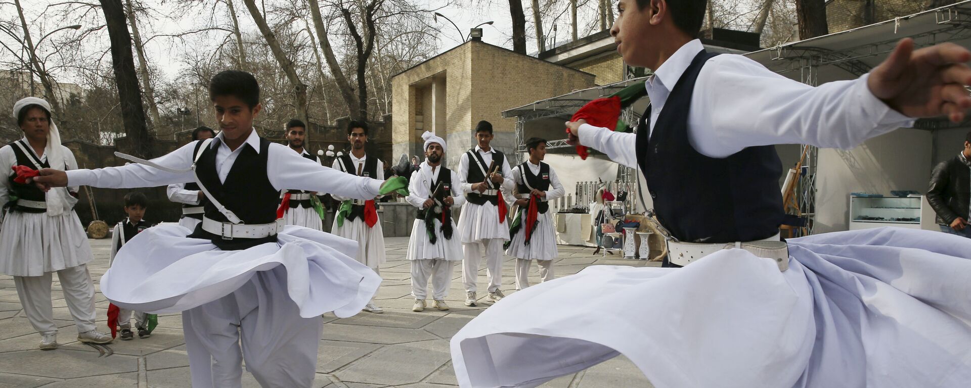 Танцоры во время новогодних празднеств до Навруза в Иране   - Sputnik Тоҷикистон, 1920, 20.03.2025