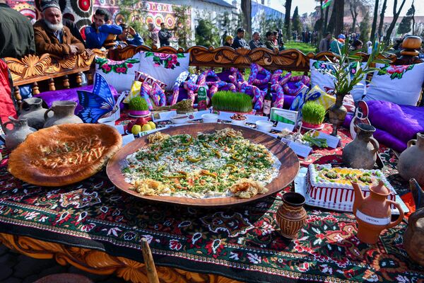 Праздничные угощения на Наврузе в ЖД парке города Душанбе - Sputnik Таджикистан