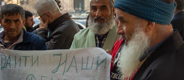 Таджикские хлопководы требуют выплаты зарплаты перед Домом правительства (21 марта 2019). Еревaн - Sputnik Тоҷикистон