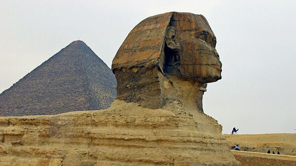 Сфинкс и пирамида Хеопса в Долине Гиза в Египте - Sputnik Таджикистан