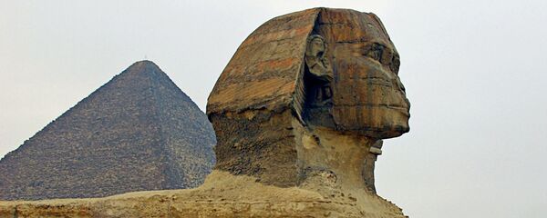 Сфинкс и пирамида Хеопса в Долине Гиза в Египте - Sputnik Таджикистан