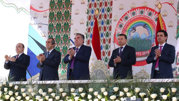 Выступление Эмомали Рахмона на главной площади в Душанбе по случаю празднования Навруза - Sputnik Таджикистан