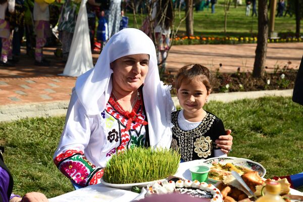 Празднование Навруза в ЖД парке города Душанбе  - Sputnik Таджикистан