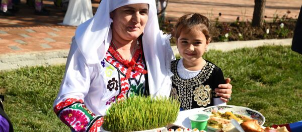 Празднование Навруза в ЖД парке города Душанбе  - Sputnik Тоҷикистон