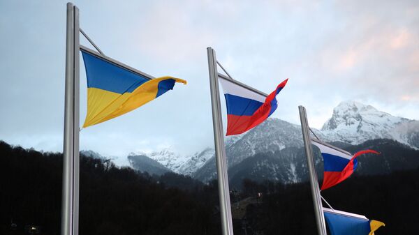 Национальные флаги Украины и России - Sputnik Тоҷикистон