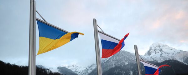 Национальные флаги Украины и России - Sputnik Таджикистан