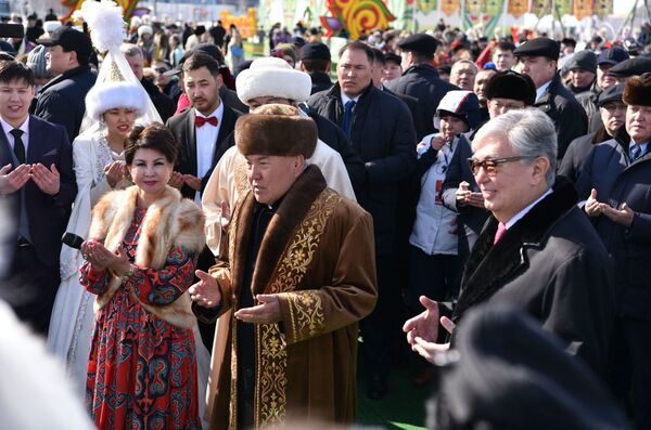 Авто барои раисҷумҳур: Назарбоев ва Тоқаев савори кадом мошинанд? - Sputnik Тоҷикистон