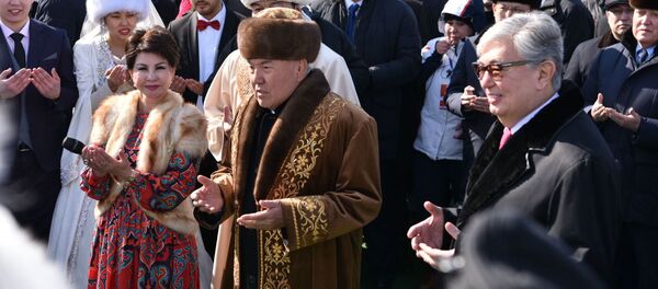 Н. Назарбаев и К.-Ж. Токаев с жителями Астаны Н. Назарбаев и К.-Ж. Токаев с жителями Астаны - Sputnik Таджикистан