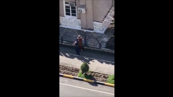 Cотрудник ГАИ в Душанбе избил женщину жезлом - кадр из видео - Sputnik Тоҷикистон