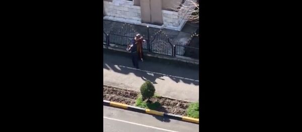 Cотрудник ГАИ в Душанбе избил женщину жезлом - кадр из видео - Sputnik Тоҷикистон