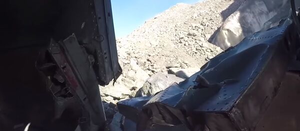 Турист снял изнутри крушение вертолета в горах Кыргызстана — видео Турист снял изнутри крушение вертолета в горах Кыргызстана — видео - Sputnik Тоҷикистон