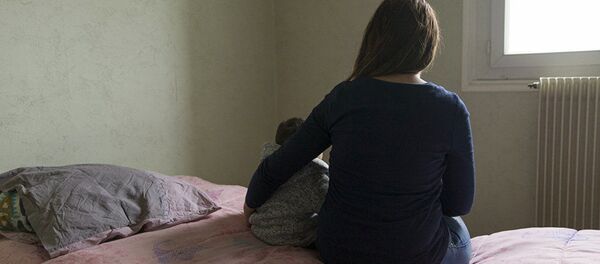 Женщина с ребенком, архивное фото - Sputnik Таджикистан