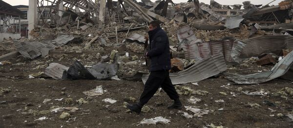 Афганский военнослужащий на месте взрыва Афганский военнослужащий на месте взрыва - Sputnik Таджикистан