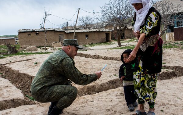 Военный 201-й РВБ привезли подарки многодетной семье в труднодоступный кишлак - Sputnik Таджикистан