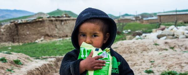 Ребенок из многодетной семьи в труднодоступном кишлаке Ребенок из многодетной семьи в труднодоступном кишлаке - Sputnik Таджикистан