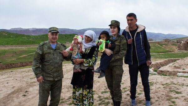Военный 201-й РВБ привезли подарки многодетной семье в труднодоступный кишлак - Sputnik Таджикистан
