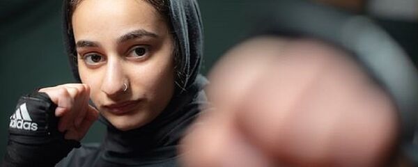 Ломая стереотипы: 18-летняя девушка впервые выйдет на ринг в хиджабе - Sputnik Тоҷикистон