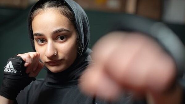 Ломая стереотипы: 18-летняя девушка впервые выйдет на ринг в хиджабе - Sputnik Тоҷикистон