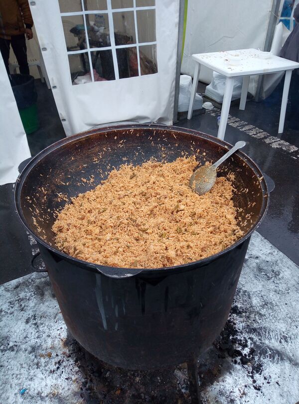 Навруз в Москве: как таджикские повара приготовили семь казанов плова Навруз в Москве: как таджикские повара приготовили семь казанов плова - Sputnik Таджикистан