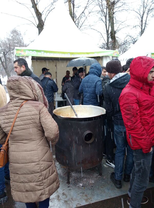 Навруз в Москве: как таджикские повара приготовили семь казанов плова Навруз в Москве: как таджикские повара приготовили семь казанов плова - Sputnik Таджикистан