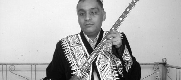 Фарҳод Ҳалимов, овозхон ва навозандаи мусиқии тоҷику узбак аз шаҳри Самарқанд - Sputnik Тоҷикистон