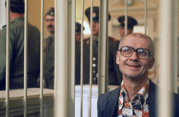 Как следователь разговорил Чикатило: подробности поимки маньяка-интеллигента Как следователь разговорил Чикатило: подробности поимки маньяка-интеллигента - Sputnik Таджикистан
