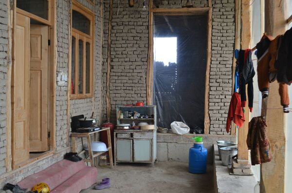 Азизбек - кӯдаке, ки аз баданаш 16 сӯзан ёфтанд, сиҳат шуд - Гузориш аз манзили писарак Азизбек - кӯдаке, ки аз баданаш 16 сӯзан ёфтанд, сиҳат шуд - Гузориш аз манзили писарак - Sputnik Тоҷикистон