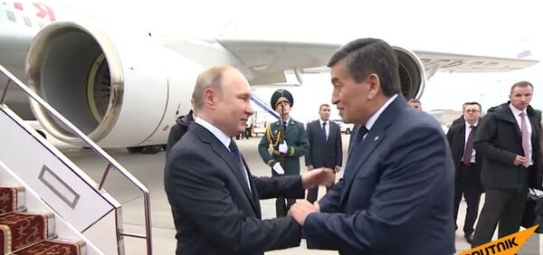 Как Жээнбеков встретил Путина. Видео - Sputnik Тоҷикистон