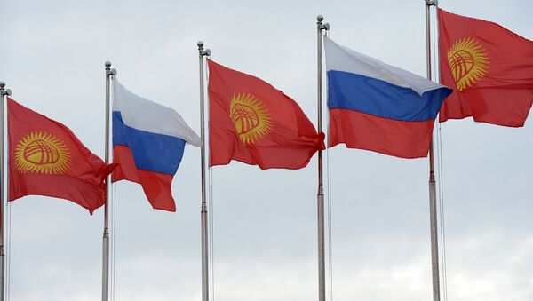 Флаги России и Кыргызстана - Sputnik Тоҷикистон