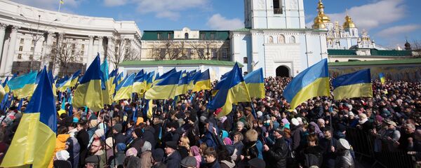 Люди слушают предвыборную речь президента Украины Петра Порошенко на Михайловской площади в Киеве - Sputnik Таджикистан