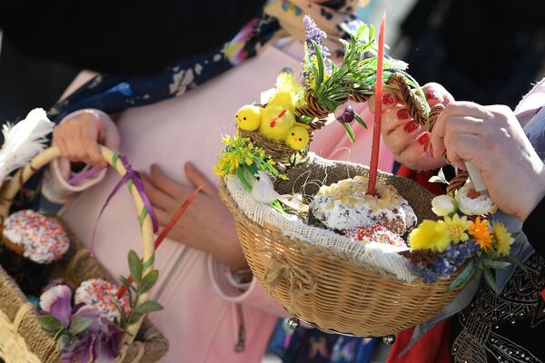 Освящение пасхальных куличей и яиц в Великую субботу Освящение пасхальных куличей и яиц в Великую субботу - Sputnik Таджикистан