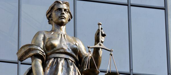 Статуя древнегреческой богини правосудия Фемиды на фасаде здания суда - Sputnik Таджикистан