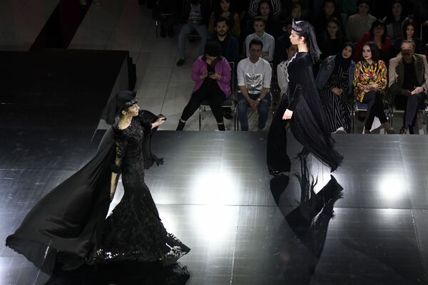 Показ Haute couture в комлексе Заркайнар в рамках Uzbekistan Fashion Week - Sputnik Таджикистан