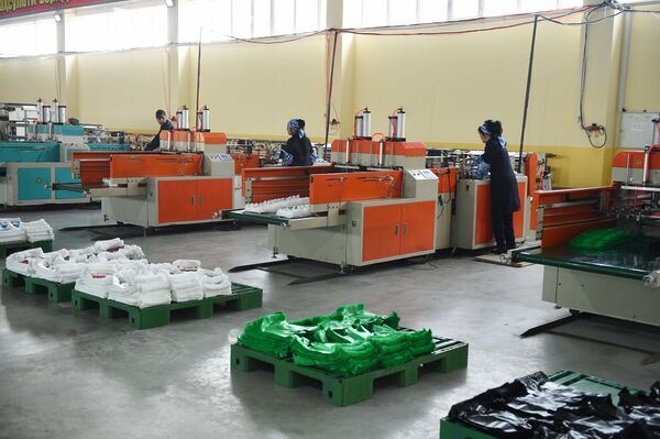Завод по производству полиэтиленовых пакетов в Согдийской области - Sputnik Таджикистан