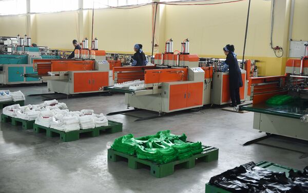 Завод по производству полиэтиленовых пакетов в Согдийской области - Sputnik Таджикистан