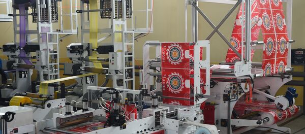 Завод по производству полиэтиленовых пакетов в Согдийской области - Sputnik Тоҷикистон