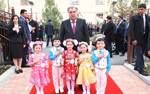 Глава Таджикистана Эмомали Рахмон с детьми - Sputnik Таджикистан