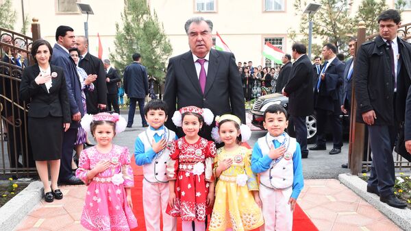 Глава Таджикистана Эмомали Рахмон с детьми - Sputnik Таджикистан