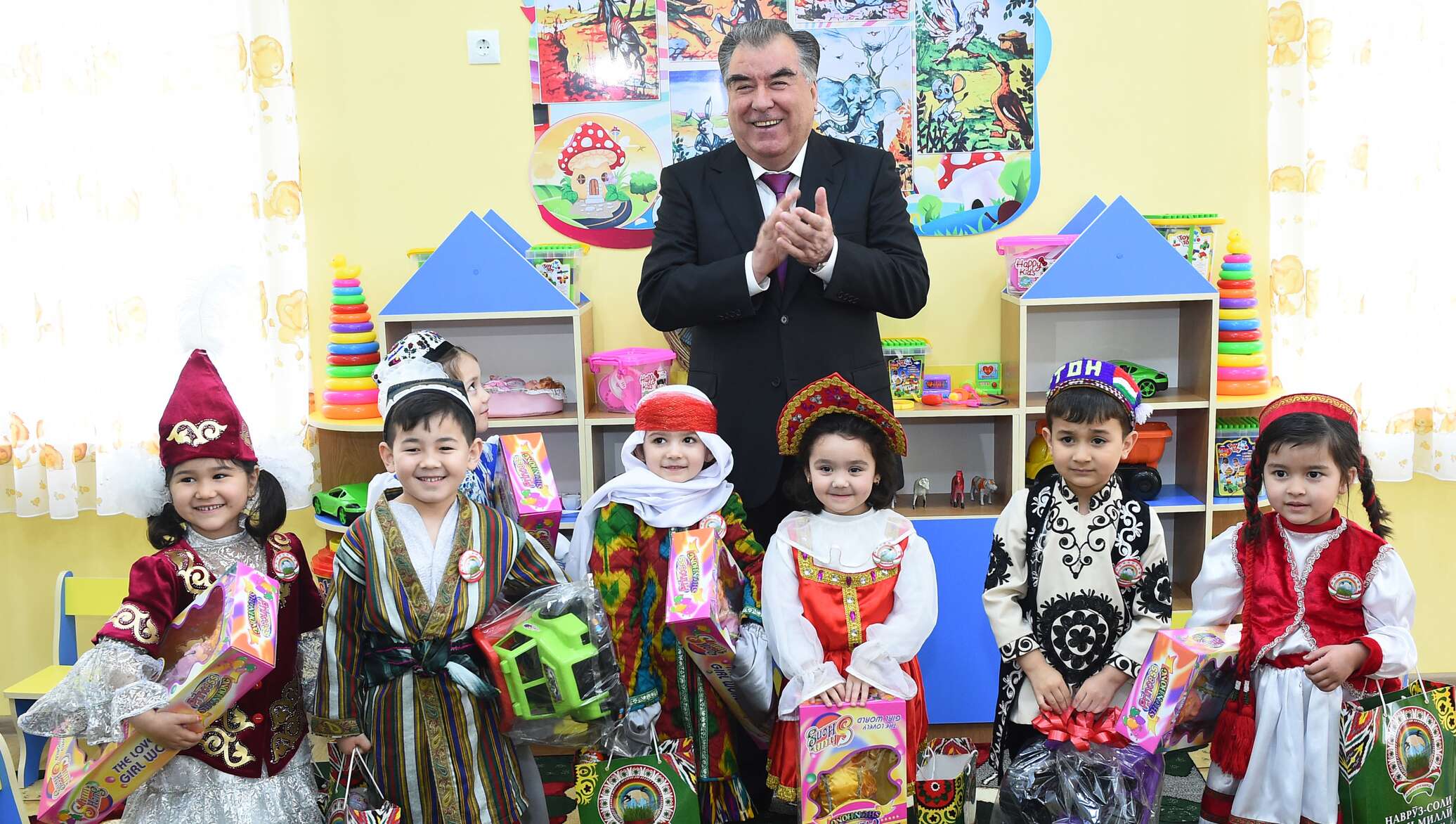 Таджикский навруз картинки. Эмомали Рахмон Навруз. Эмомали Рахмон детсад. Эмомали Рахмон Навруз в Таджикистане.