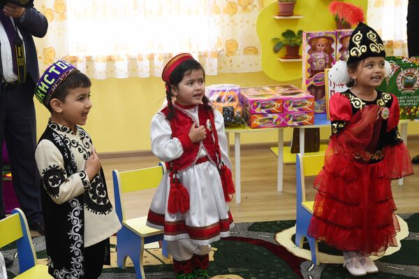 Дети поют в детском саду в Согдийской области - Sputnik Таджикистан