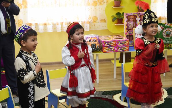 Дети поют в детском саду в Согдийской области - Sputnik Таджикистан