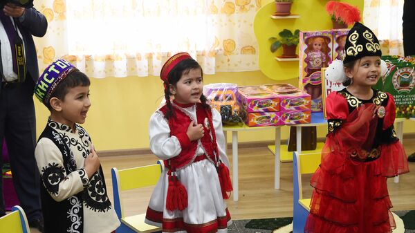 Дети поют в детском саду в Согдийской области - Sputnik Тоҷикистон