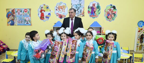 Раисҷумҳури Тоҷикистон Эмомалӣ Раҳмон бо кӯдакон дар Хуҷанд - Sputnik Тоҷикистон