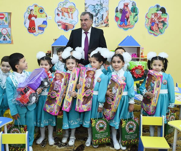 Глава Таджикистана Эмомали Рахмон с детьми  - Sputnik Таджикистан