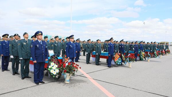 В Казахстане простились с погибшими при крушении вертолета военными - Sputnik Таджикистан