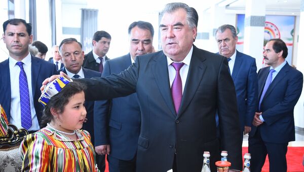 Глава Таджикистана Эмомали Рахмон встретился с сиротами в Худжанде - Sputnik Тоҷикистон