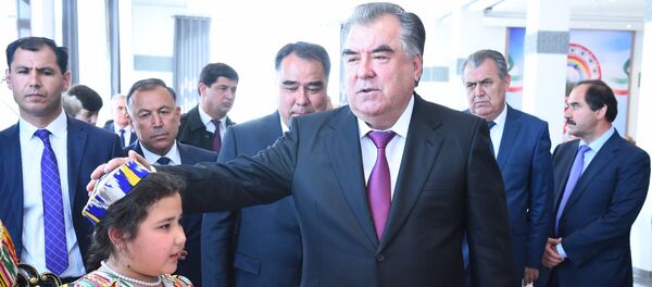 Глава Таджикистана Эмомали Рахмон встретился с сиротами в Худжанде - Sputnik Тоҷикистон